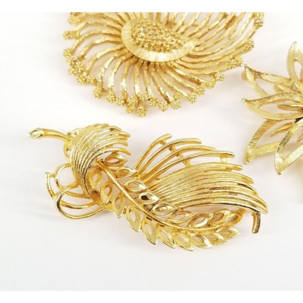 Vintage Lisner Gold-Tone Faux Pearl Floral Costume Brooch Assortment 52.1g - Picture 6 of 7